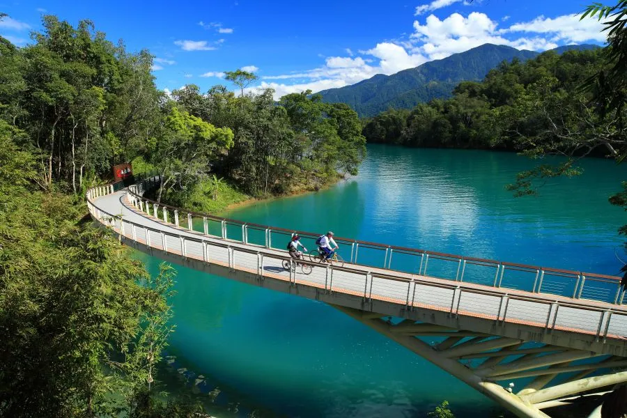 Sfeerafbeelding cycling in scenic sun moon lake