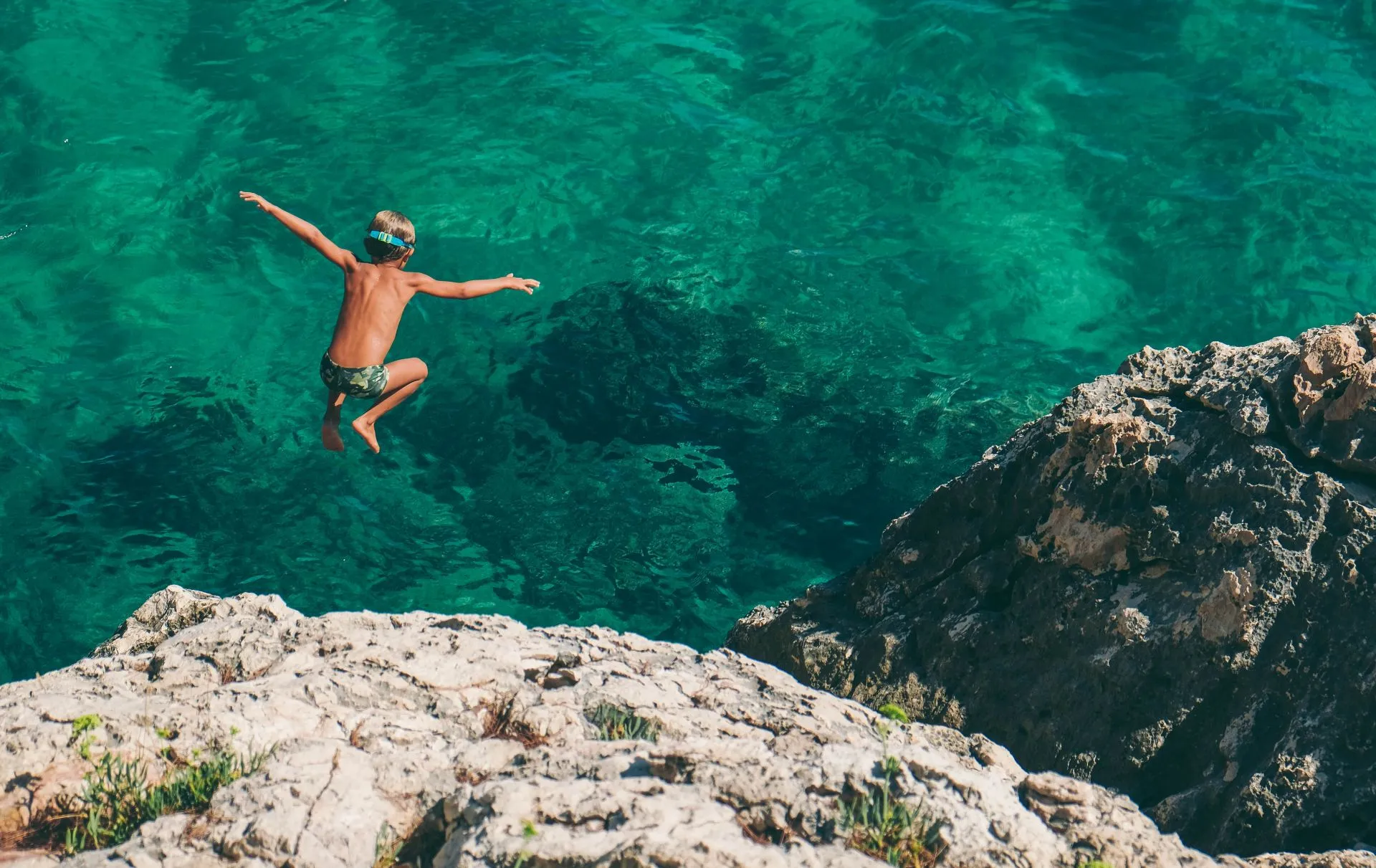 Sfeerafbeelding jongen springt in de zee kroatie dimsum reizen