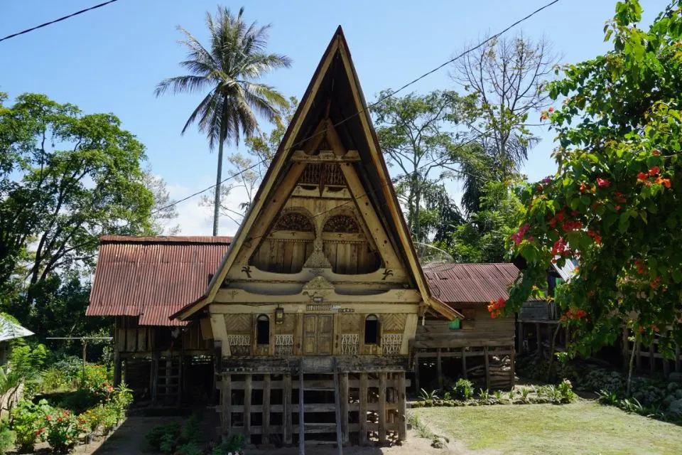 Sfeerafbeelding dimsum reizen sumatra toba meer samosir batak huis medium