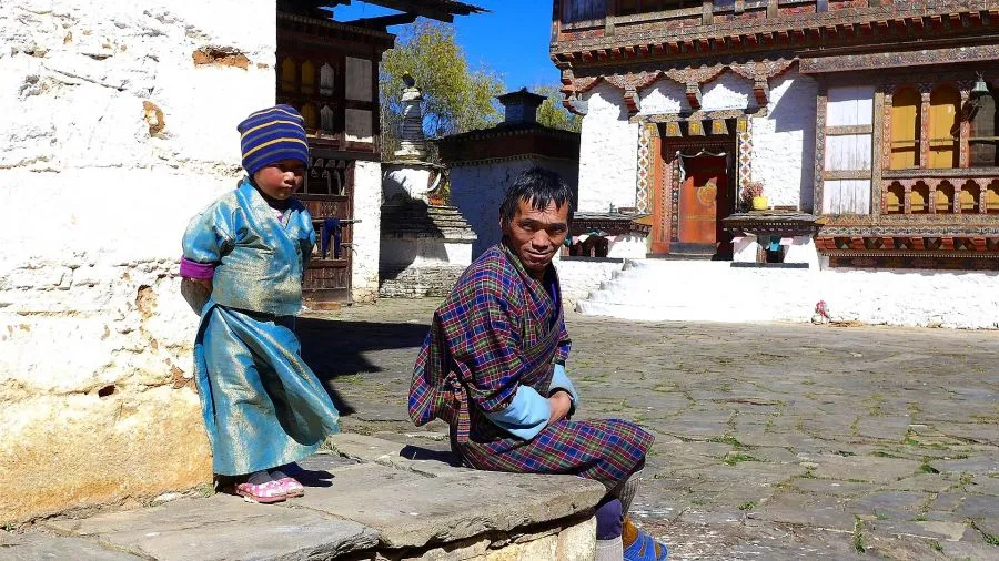 Sfeerafbeelding bhutan kind met vader dimsum reizen
